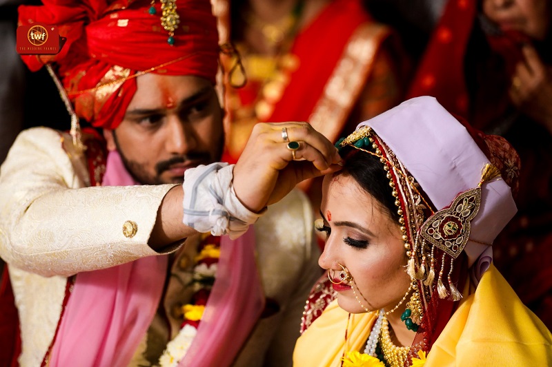 31+ Enchanting Photographs That Illustrate Sindoor Moment