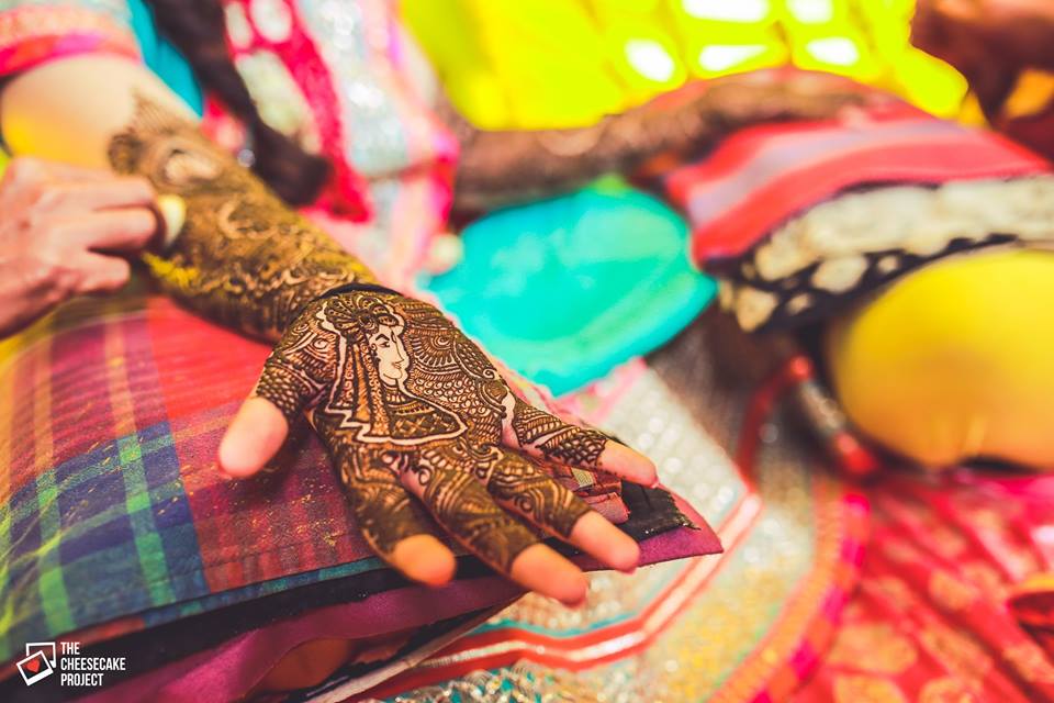 Learn How to Apply Mehndi on Hands?