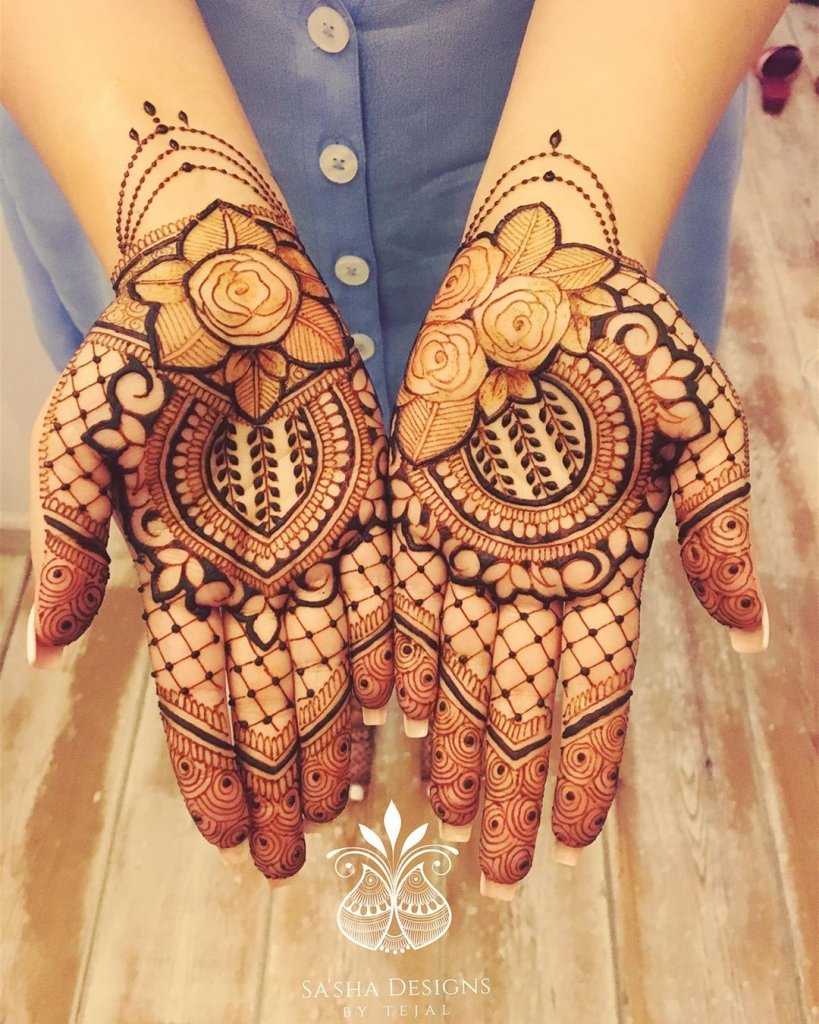 Mehndi Designs: दुल्हन के हाथों को खूबसूरत बना देंगे ये लेटेस्ट मेहंदी  डिज़ाइन - simple and beautiful bridal mehndi design-mobile