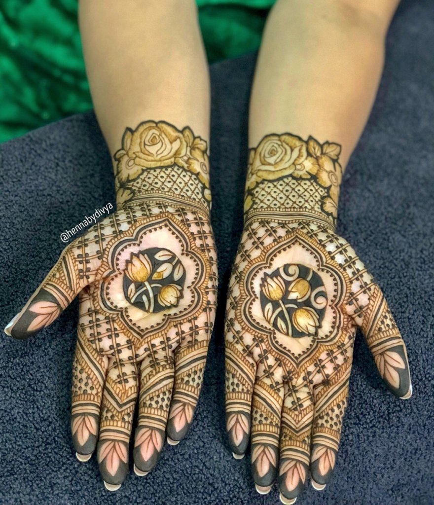 Photo of Jali mehendi design on back of hand