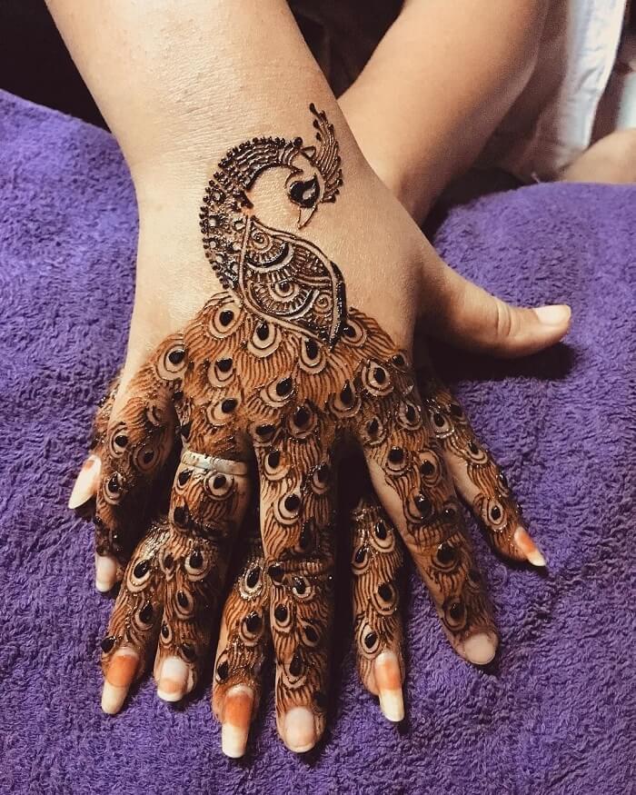Some beautiful mehndi for her engagement💕 I love the little hearts on her ring  finger, it's such a personal and cute touch! ______... | Instagram