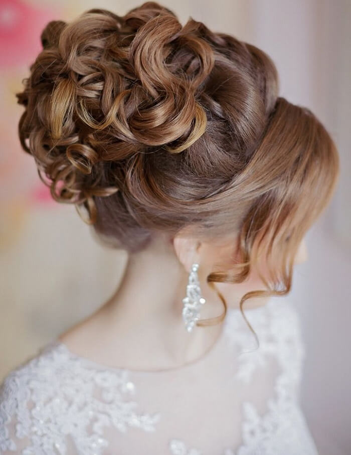 Photo of Open hairstyle with soft curls and flowers.