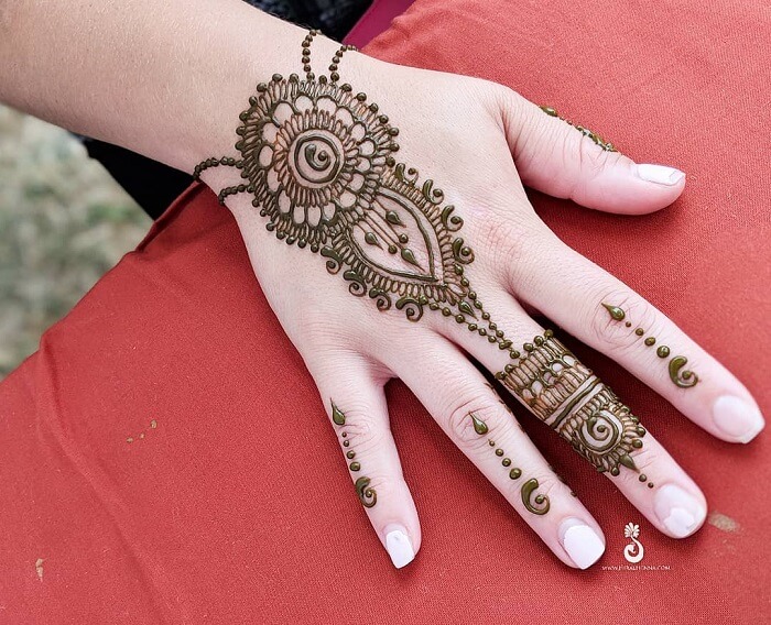 simplistic-haathphool-mehndi-design