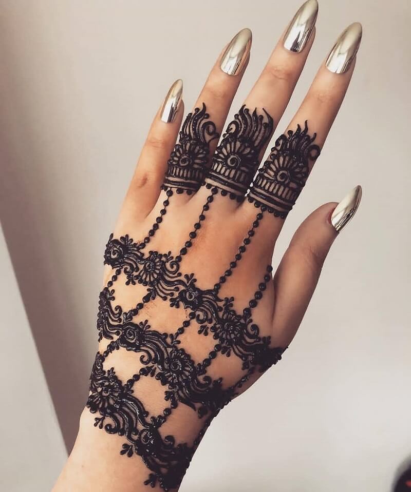 51 Fascinating Karwa Chauth Mehndi Designs For Newlywed Brides