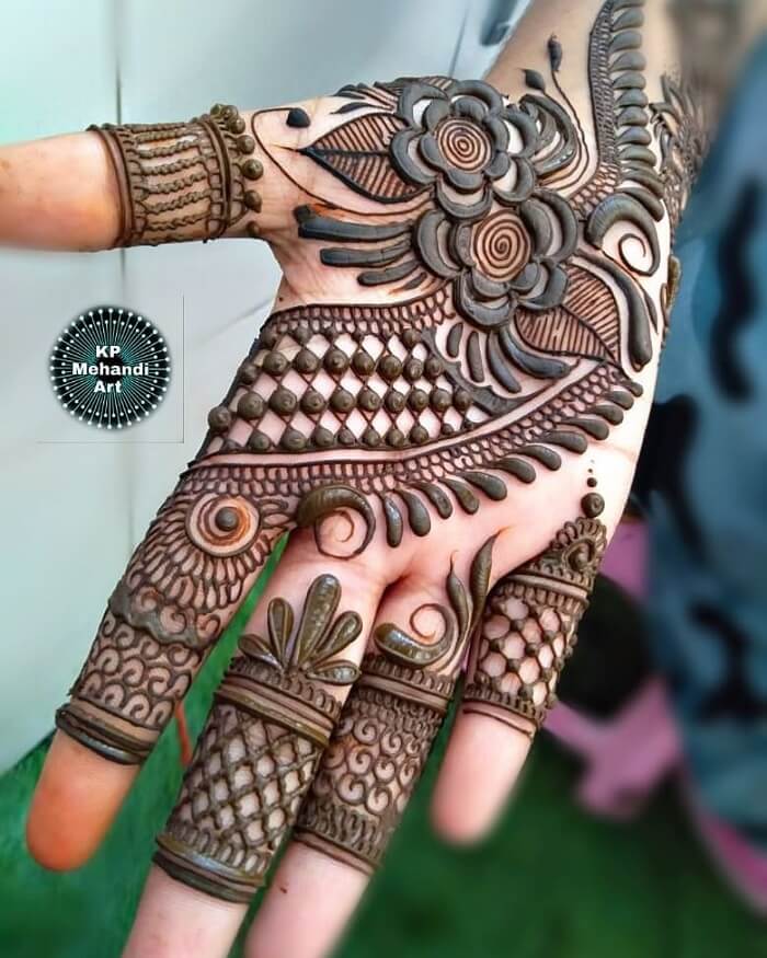 unique-arabic-mehndi-design-with-thicker-strokes