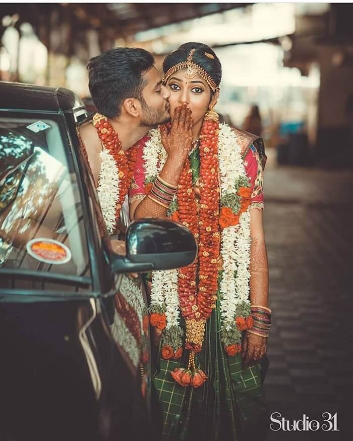 Some Best Mesmerizing Off-Beat Mirror Wedding Poses You Must Have Them for  Your Wedding