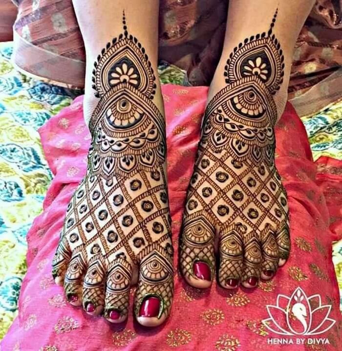 Some beautiful mehndi for her engagement💕 I love the little hearts on her  ring finger, it's such a personal and cute touch!… | Instagram