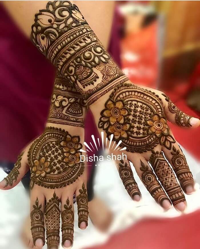 From Figures, Moon And Floral Motifs, Top Trending Mehendi Designs For  Karwa Chauth 2023