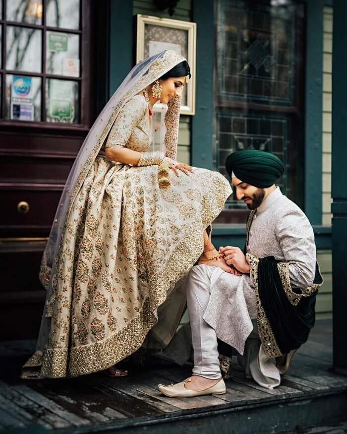 Pin by pavithra on photoshoot | Engagement photography poses, Indian wedding  photography poses, Photo poses for couples