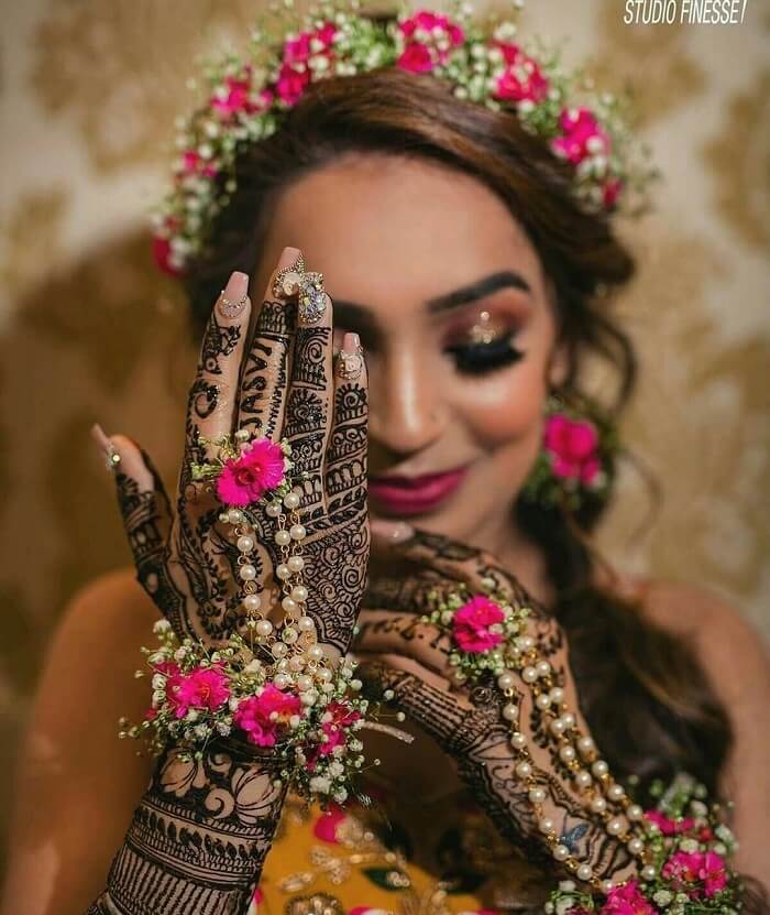 Trending Mehendi Poses Every Bride-To-Be Should Bookmark! @jskphotos  @_.perfectpixel @antic_pics_official @daasfilms . . . Follow… | Instagram