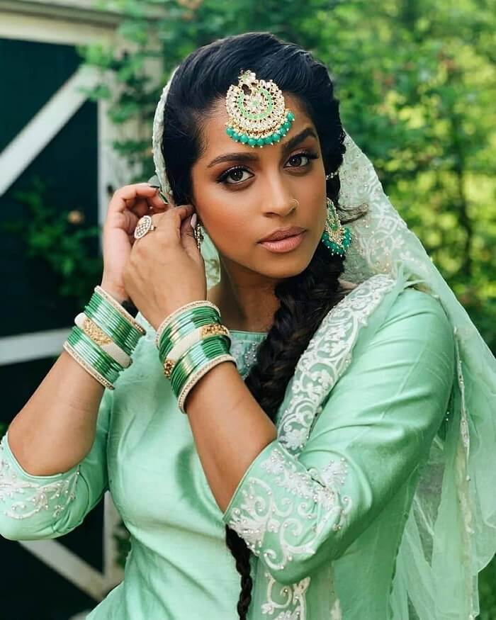 Bridal kundan maang tikka for small forehead with shimmer eye makeup | Tikka  hairstyle, Bridal skin, Indian hairstyles