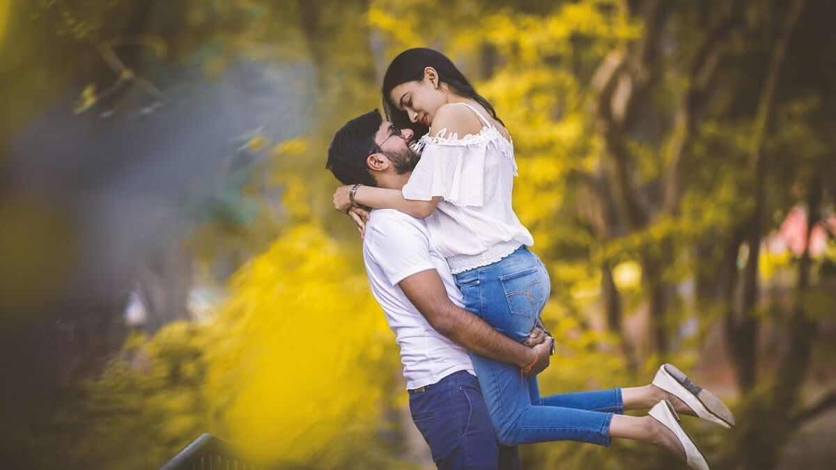 Authentic Couple Poses and Best Couples Photoshoot Ideas | Skylum Blog