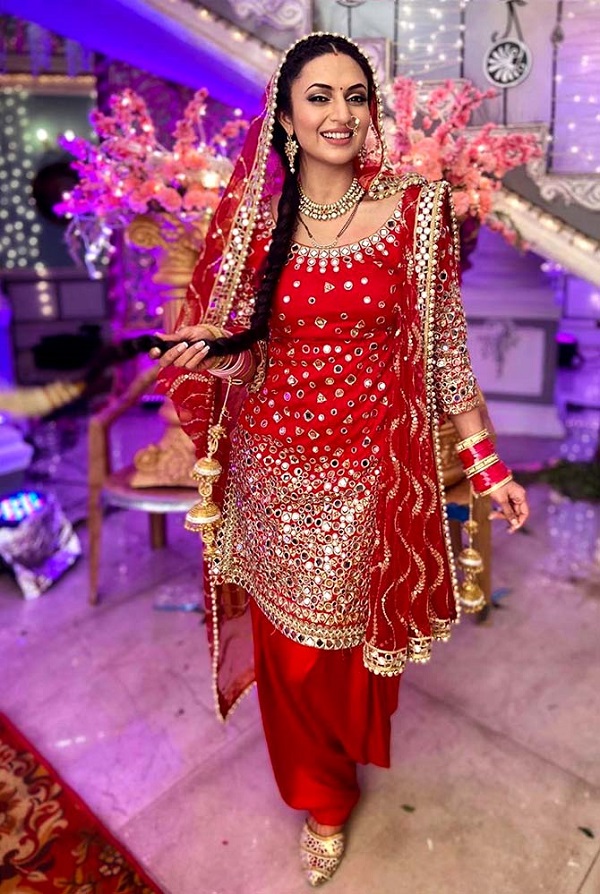 Bride, Sikh Bride, Punjabi Bride, Wedding, Sikh Wedding, Sikh, Indian,  Indian Bride, Lengha,… | Bridal hairstyle indian wedding, Indian hairstyles,  Bridal hair updo