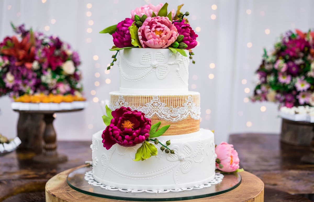 Send Elegant Wedding Cake – 2kg Gifts To hyderabad