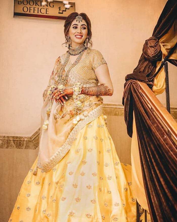 30 Trendy Bridal Mehndi Outfits Perfect For Flaunting