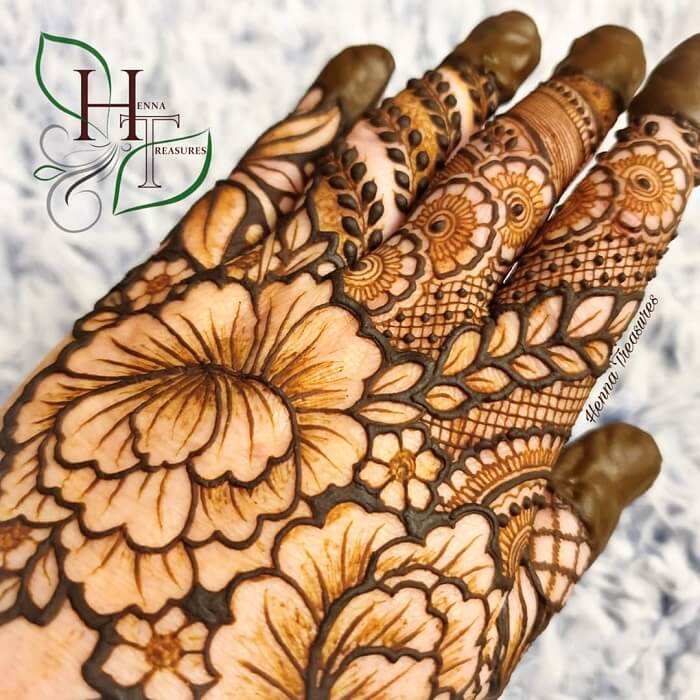 Mehndi Designs: दुल्हन के हाथों को खूबसूरत बना देंगे ये लेटेस्ट मेहंदी  डिज़ाइन - simple and beautiful bridal mehndi design-mobile