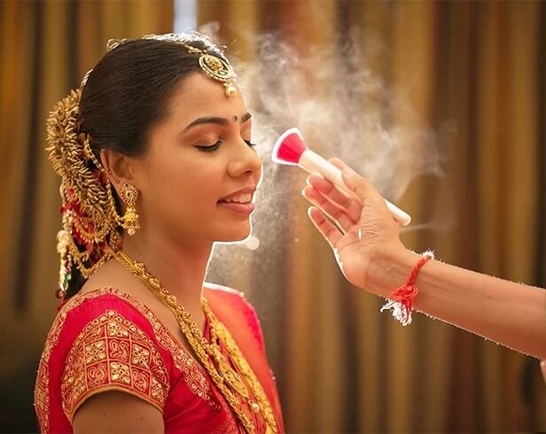 10 Bride Poses That Every Bride Must Have in Their Wedding - Mallufarms