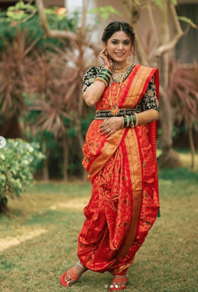 Photo of A Maharashtrian bride posing on her wedding day.