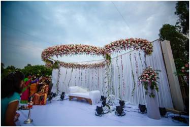 Floral Wreath Décor Ideas To Glamourize Your Weddings