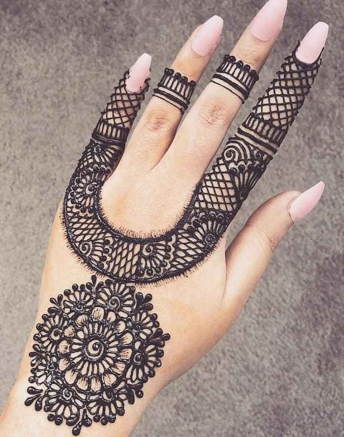 Woman Hand with Black Mehndi Tattoo Stock Photo - Image of culture, bridal:  165130292